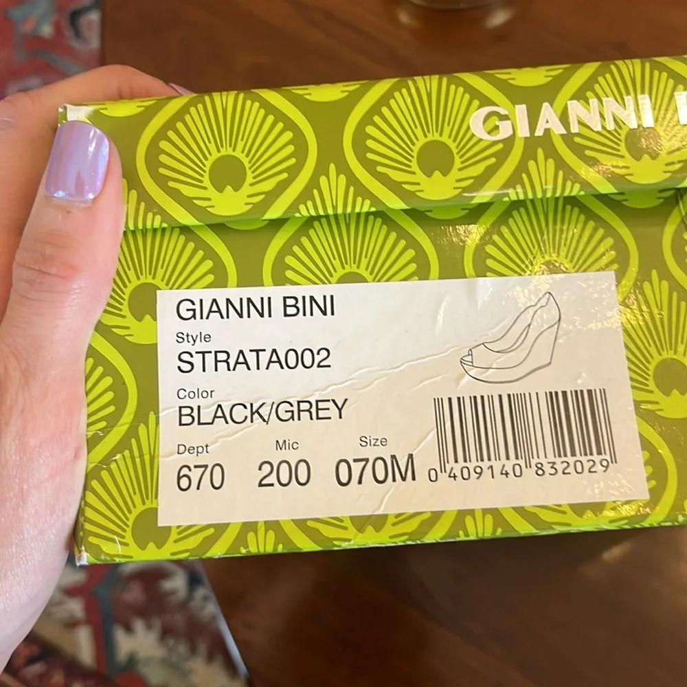 Gianni Bini Women's Black Courts - Picture 3 of 11